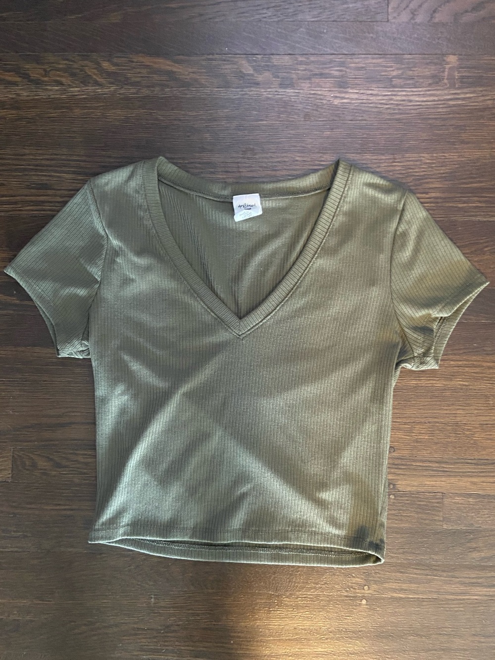 Destined Ribbed V-Neck Cropped Tee in Olive